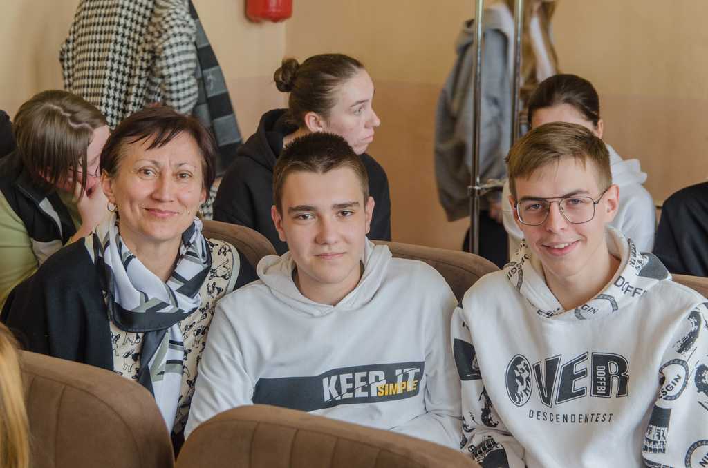 Наш классный руководитель - Бондарчук Галина Николаевна, Заместитель старосты - Бондарчук Дмитрий, Староста класса - Невдах Александр 